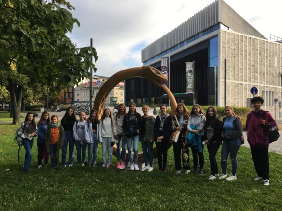 5A vor dem Musiktheater Linz