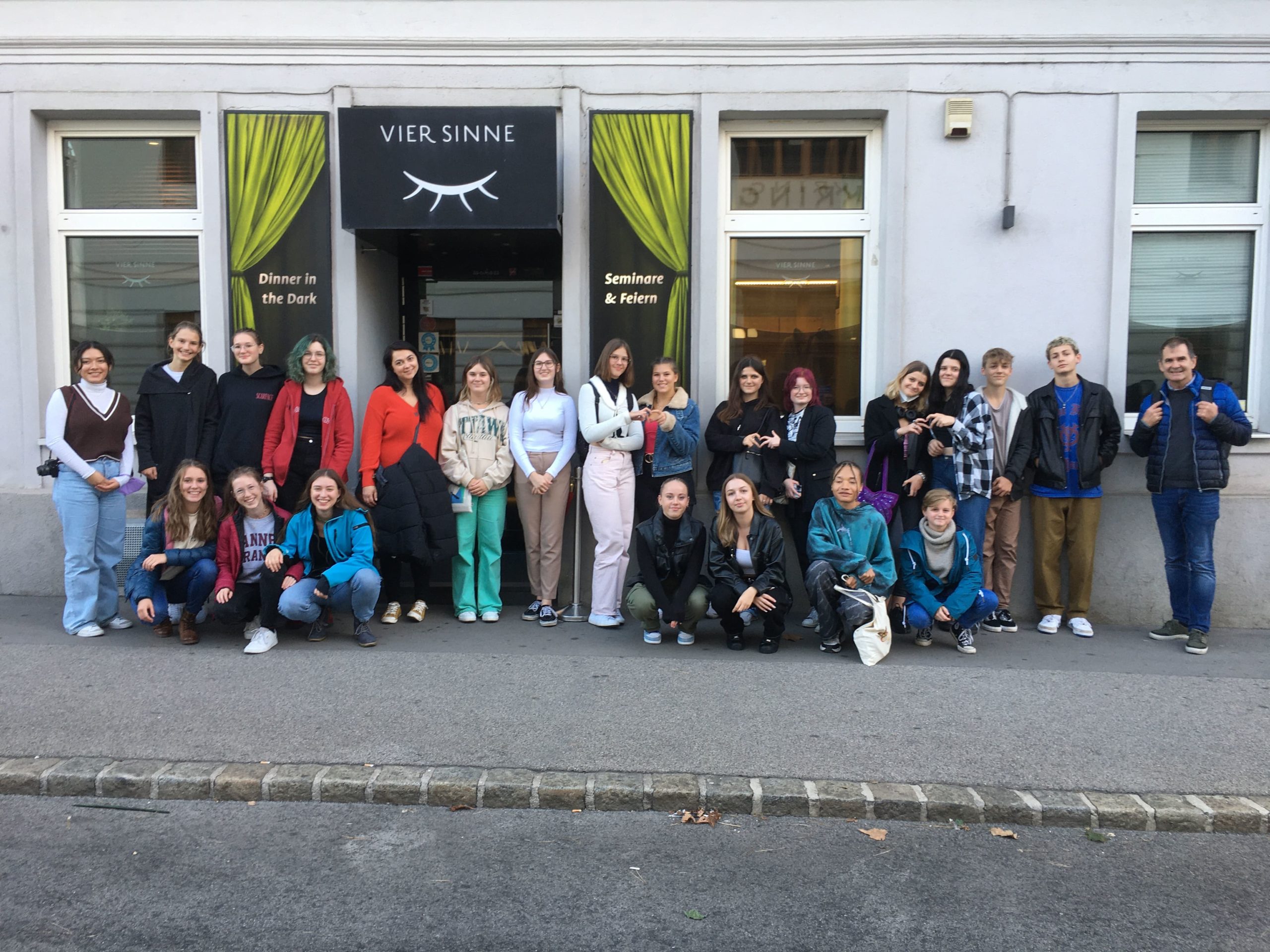 Dinner in the dark_ Gruppenfoto